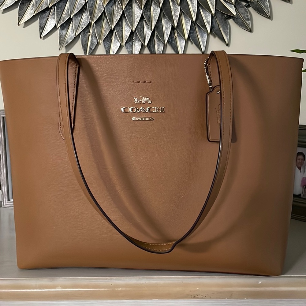 Coach Tote, tan/camel color. Authentic leather